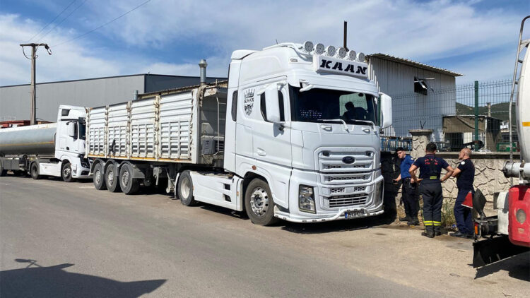 Damperi elektrik tellerine temas eden kamyonun sürücüsü ağır yaralandı