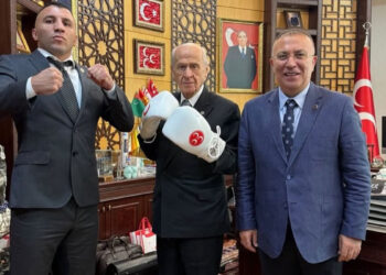 Devlet Bahçeli boks eldivenlerini giydi