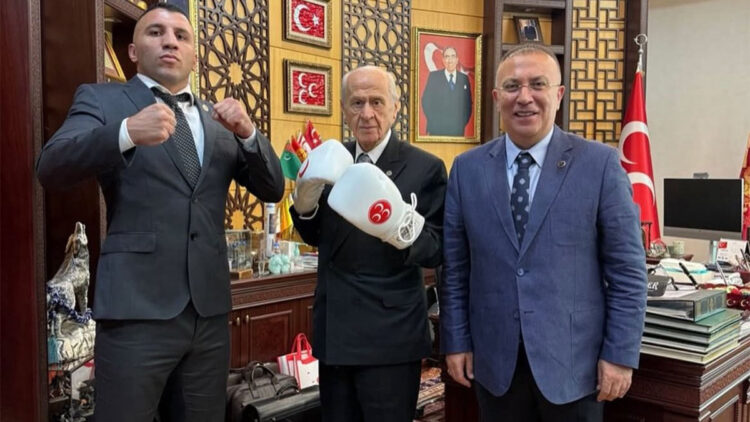 Devlet Bahçeli boks eldivenlerini giydi