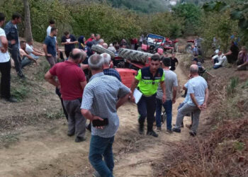 Akyazı'da devrilen traktörün sürücüsü öldü