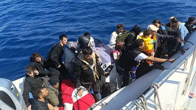 45 düzensiz göçmenin bulunduğu lastik bot battı