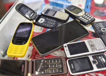 Veliler tuşlu telefonlara yöneldi