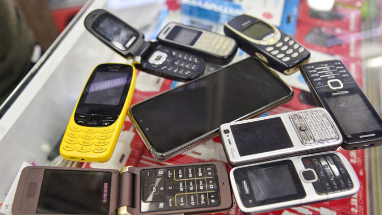 Veliler tuşlu telefonlara yöneldi