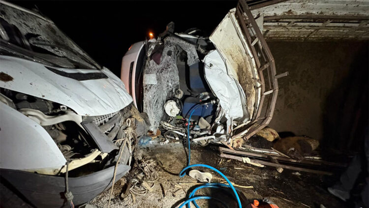 Diyarbakır'da kamyonetler çarpıştı: 2 ölü, 1 yaralı