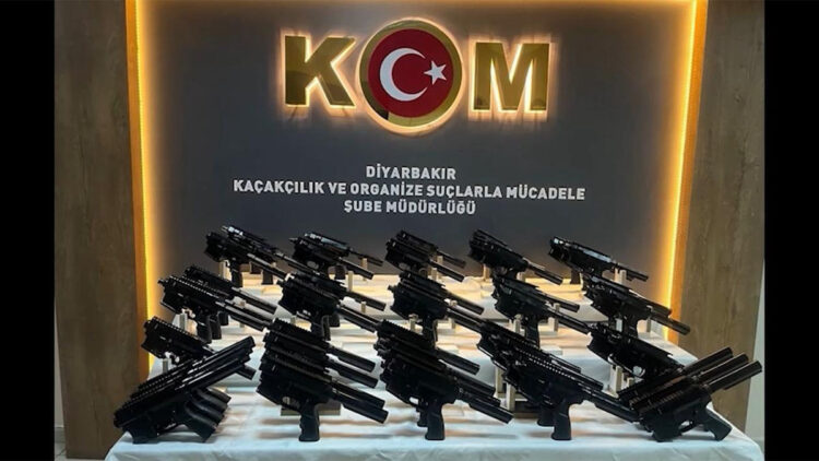 Diyarbakır'da polisin düzenlediği operasyonda çok sayıda silah ele geçirildi