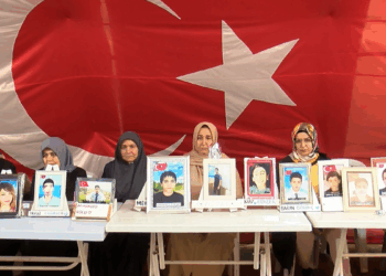 Diyarbakır'daki evlat nöbeti 7'nci yılına girdi: Terörsüz bir Türkiye istiyoruz