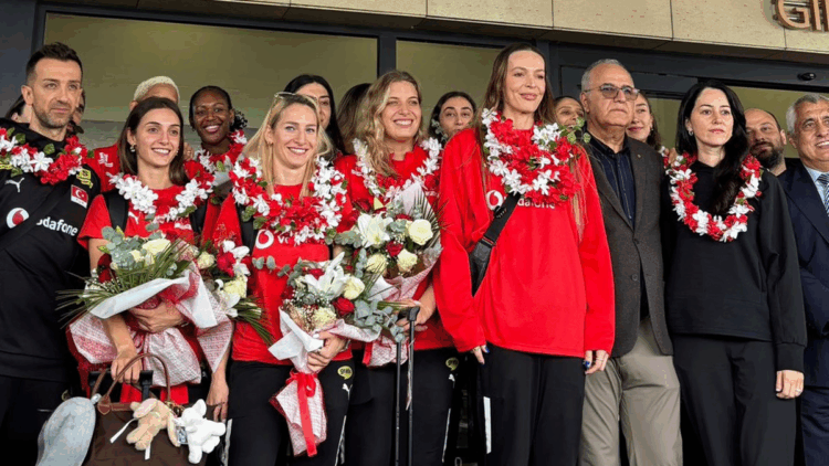 Dünya ikincisi olan A Milli Kadın Voleybol Takımı yurda döndü