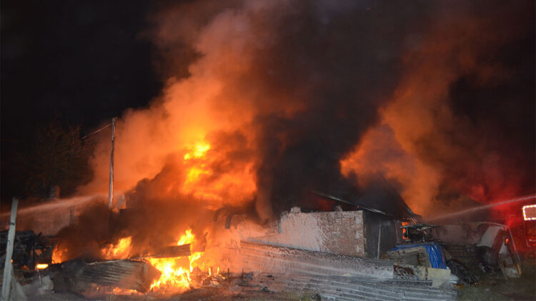Ekmek yaptıkları tandırdaki alevler müştemilata sıçradı