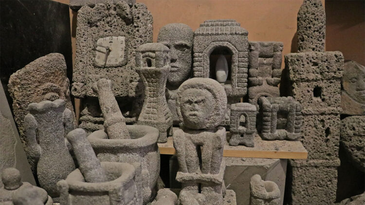 Taş işlemeciliği ile 550 obje üretti