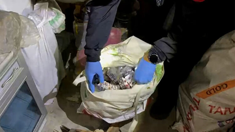 Evinin çatısındaki çuvallarda uyuşturucu hap ele geçirildi