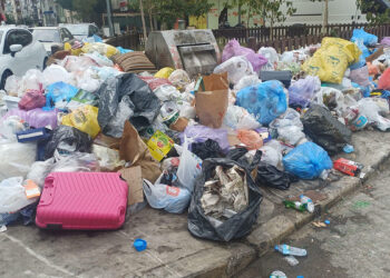 İzmir'de eylem bitti, çöpler duruyor