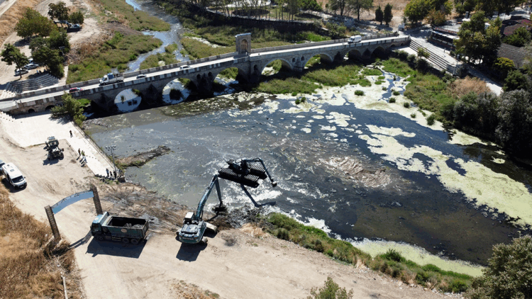 Edirne'de kuraklık nedeniyle otla kaplanan Tunca Nehri temizleniyor