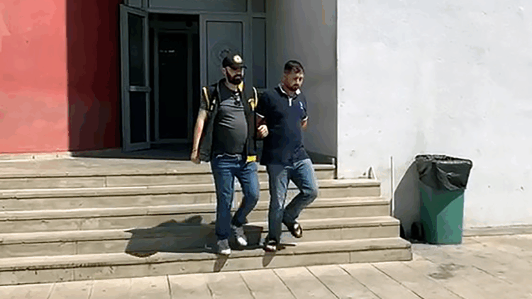 Emekliyi dolandırdı, alışveriş merkezinde yakalandı