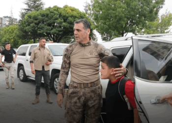 Emniyet müdürü, eğitim yılının ilk gününde şehit çocuklarını okuluna bıraktı