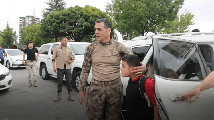 Emniyet müdürü, eğitim yılının ilk gününde şehit çocuklarını okuluna bıraktı