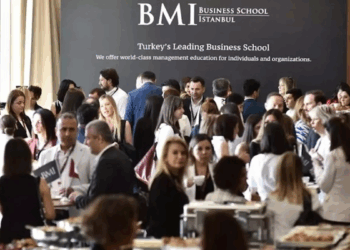 BMI Business School tarafından 2016’dan bu yana gerçekleştirilen ‘En Etkin 50 CHRO’ araştırmasının sonuçları açıklandı. 15’ten fazla sektörü kapsayan, bin ila 70 bin arasında çalışanı bulunan şirketlerden oluşan listede yer alan liderlerin ödülleri, 7 Ekim’deki ‘Leadership Beyond Intelligent Age’ temasıyla gerçekleştirilecek törende takdim edilecek. İşletme yönetimi danışmanlığı şirketi DataExpert’in katkılarıyla BMI Business School tarafından 8’incisi yapılan ‘En Etkin 50 CHRO’ araştırmasının sonuçları açıklandı. Adayların insan kaynakları (İK) alanındaki performanslarının ve yetkinliklerinin Danışma Kurulu tarafından incelenmesiyle belirlenen listedeki liderler, ödüllerini 7 Ekim’deki ‘Leadership Beyond Intelligent Age (Akıl Çağın Ötesinde Liderlik)’ temasıyla gerçekleştirilecek CHRO Summit kapsamındaki törende alacak. Finanstan perakendeye, enerjiden gıdaya 15’ten fazla sektörü kapsayan, bin ila 70 bin çalışanı bulunan şirketlerden oluşan listede bu yıl Koç Holding, Sabancı Holding, OYAK, Borusan Holding, Şişecam, Kibar Holding ve Anadolu Grubu gibi gruplardan çok sayıda İK lideri bulunuyor. En Etkin 50 CHRO’ya ödülleri DataExpert’in 30’uncu yılına özel 7 Ekim’de düzenlenecek CHRO Summit 2025’te takdim edilecek. Türkiye'nin İK alanındaki önemli karar alıcılarına ev sahipliği yapacak etkinlikte 20’ye yakın üst düzey konuşmacı da yer alacak. LİDERLER KONUŞMA YAPMAK İÇİN SAHNEYE ÇIKACAK CHRO Summit 2025’te yapay zekanın işgücü yönetimine etkileri, dijitalleşmenin dönüşüm süreçlerindeki önemi, insan odaklı liderlik yaklaşımları ve vizyoner yönetim anlayışının geleceğe yön verecek stratejileri masaya yatırılacak. Öne çıkan başlıklar arasında ise ‘Yapay Zeka Çağında Stratejik İşgücü Yönetimi’, ‘Dijital Çağ ve Yapay Zeka Perspektifi’, ‘İnsan Odaklı Liderlik, Geleceğin İşgücü ve Organizasyonel Dönüşüm’ ile ‘Stratejik ve Vizyoner Liderlik’ yer alıyor. CHRO Summit 2025 kapsamında Ali Matar, Amadeo Di Lodovico, Umut Günal, Yeşim Özlale Önen Bengi Korkmaz, Dr. Levent Sevinç, Şennur Kuru, Cenk Akıncılar, Erkin Uzun, Fatih Mustafa Çelebi’nin yanı sıra; Hakan Karataş, Nihat Alper Tokalp, Öyküm Sinici, Şengül Arslan, Yakup Aydilek, Yasin Altunkaya, Yenal Gökyıldırım da konuşma yapmak için kürsüye çıkacak. ‘ÖDÜL TÖRENİNDEN ÇOK DAHA FAZLASI’ BMI Business School Akademik Direktörü Dr. Emirhan Altunkaya, “CHRO Summit, bir ödül töreninden çok daha fazlasını sunuyor. Güçlü katılımcı profili, vizyoner içerikleri ve çok sesli tartışmalarıyla iş dünyasının geleceğine yön veren stratejik bir fikir platformu olma kimliğini sürdürüyor. İş dünyasının önde gelen liderlerini aynı sahnede buluşturacak zirvemizde, yapay zekadan dijitalleşmeye, insan odaklı liderlikten uluslararası trendlere kadar sektöre yön veren birçok konuyu ele alacağız. Ayrıca paylaşacağımız güncel araştırma sonuçlarıyla İK yönetimine ışık tutacak ve sektör profesyonelleri için yol gösterici bir referans noktası oluşturacağız. Zirvemiz, iş dünyasını küresel gelişmelerle buluşturarak, İK alanında kalıcı değerler yaratmayı hedefliyor” dedi.
