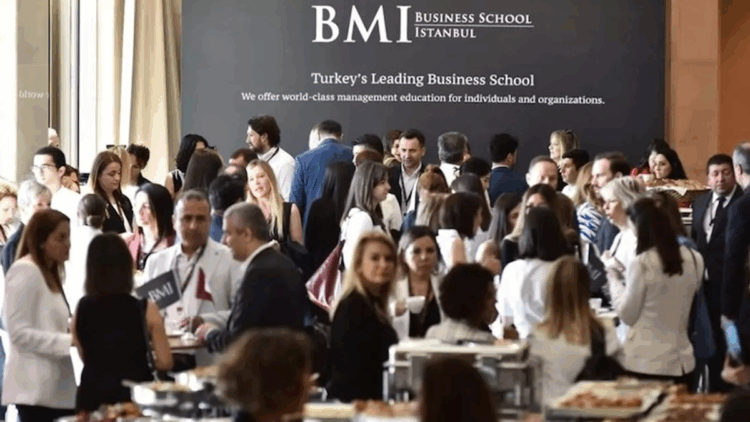 BMI Business School tarafından 2016’dan bu yana gerçekleştirilen ‘En Etkin 50 CHRO’ araştırmasının sonuçları açıklandı. 15’ten fazla sektörü kapsayan, bin ila 70 bin arasında çalışanı bulunan şirketlerden oluşan listede yer alan liderlerin ödülleri, 7 Ekim’deki ‘Leadership Beyond Intelligent Age’ temasıyla gerçekleştirilecek törende takdim edilecek. İşletme yönetimi danışmanlığı şirketi DataExpert’in katkılarıyla BMI Business School tarafından 8’incisi yapılan ‘En Etkin 50 CHRO’ araştırmasının sonuçları açıklandı. Adayların insan kaynakları (İK) alanındaki performanslarının ve yetkinliklerinin Danışma Kurulu tarafından incelenmesiyle belirlenen listedeki liderler, ödüllerini 7 Ekim’deki ‘Leadership Beyond Intelligent Age (Akıl Çağın Ötesinde Liderlik)’ temasıyla gerçekleştirilecek CHRO Summit kapsamındaki törende alacak. Finanstan perakendeye, enerjiden gıdaya 15’ten fazla sektörü kapsayan, bin ila 70 bin çalışanı bulunan şirketlerden oluşan listede bu yıl Koç Holding, Sabancı Holding, OYAK, Borusan Holding, Şişecam, Kibar Holding ve Anadolu Grubu gibi gruplardan çok sayıda İK lideri bulunuyor. En Etkin 50 CHRO’ya ödülleri DataExpert’in 30’uncu yılına özel 7 Ekim’de düzenlenecek CHRO Summit 2025’te takdim edilecek. Türkiye'nin İK alanındaki önemli karar alıcılarına ev sahipliği yapacak etkinlikte 20’ye yakın üst düzey konuşmacı da yer alacak. LİDERLER KONUŞMA YAPMAK İÇİN SAHNEYE ÇIKACAK CHRO Summit 2025’te yapay zekanın işgücü yönetimine etkileri, dijitalleşmenin dönüşüm süreçlerindeki önemi, insan odaklı liderlik yaklaşımları ve vizyoner yönetim anlayışının geleceğe yön verecek stratejileri masaya yatırılacak. Öne çıkan başlıklar arasında ise ‘Yapay Zeka Çağında Stratejik İşgücü Yönetimi’, ‘Dijital Çağ ve Yapay Zeka Perspektifi’, ‘İnsan Odaklı Liderlik, Geleceğin İşgücü ve Organizasyonel Dönüşüm’ ile ‘Stratejik ve Vizyoner Liderlik’ yer alıyor. CHRO Summit 2025 kapsamında Ali Matar, Amadeo Di Lodovico, Umut Günal, Yeşim Özlale Önen Bengi Korkmaz, Dr. Levent Sevinç, Şennur Kuru, Cenk Akıncılar, Erkin Uzun, Fatih Mustafa Çelebi’nin yanı sıra; Hakan Karataş, Nihat Alper Tokalp, Öyküm Sinici, Şengül Arslan, Yakup Aydilek, Yasin Altunkaya, Yenal Gökyıldırım da konuşma yapmak için kürsüye çıkacak. ‘ÖDÜL TÖRENİNDEN ÇOK DAHA FAZLASI’ BMI Business School Akademik Direktörü Dr. Emirhan Altunkaya, “CHRO Summit, bir ödül töreninden çok daha fazlasını sunuyor. Güçlü katılımcı profili, vizyoner içerikleri ve çok sesli tartışmalarıyla iş dünyasının geleceğine yön veren stratejik bir fikir platformu olma kimliğini sürdürüyor. İş dünyasının önde gelen liderlerini aynı sahnede buluşturacak zirvemizde, yapay zekadan dijitalleşmeye, insan odaklı liderlikten uluslararası trendlere kadar sektöre yön veren birçok konuyu ele alacağız. Ayrıca paylaşacağımız güncel araştırma sonuçlarıyla İK yönetimine ışık tutacak ve sektör profesyonelleri için yol gösterici bir referans noktası oluşturacağız. Zirvemiz, iş dünyasını küresel gelişmelerle buluşturarak, İK alanında kalıcı değerler yaratmayı hedefliyor” dedi.