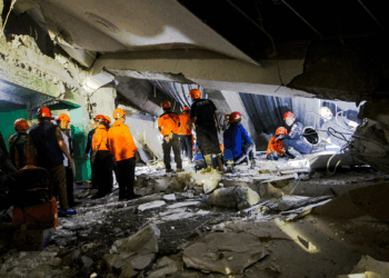 Endonezya’da okul binası çöktü: 3 ölü, 99 yaralı