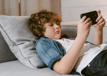 Erken yaşta telefon kullanımı çocukların gelişimini tehdit ediyor
