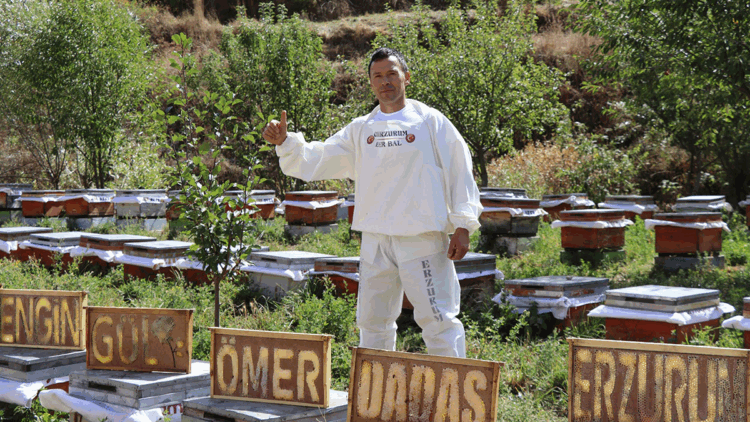 Erzurumlu arıcıdan okuma-yazma farkındalığına tatlı dokunuş