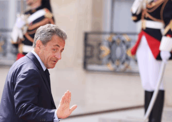 Eski Fransa Cumhurbaşkanı Sarkozy yolsuzluk davasında suçlu bulundu
