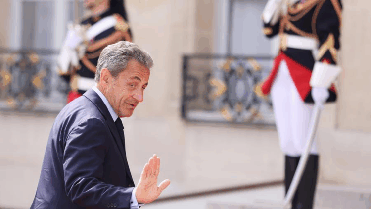 Eski Fransa Cumhurbaşkanı Sarkozy yolsuzluk davasında suçlu bulundu