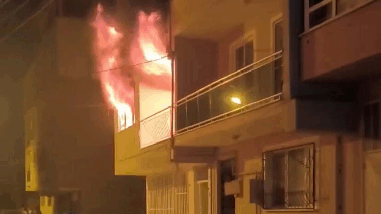 Evini ateşe veren baba öldü, oğlu yaralandı