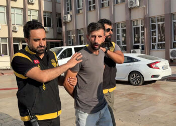 Firari hırsızlık hükümlüsünü müşteri görünümündeki polisler yakaladı