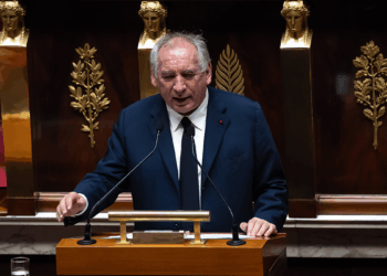 Fransa'da güvenoyu alamayan hükümet düştü