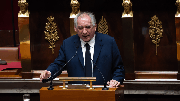 Fransa'da güvenoyu alamayan hükümet düştü