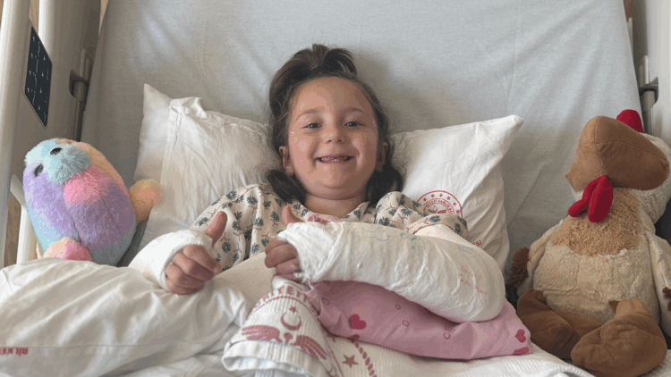 Fransa'da iki kolu kırılan Doğa, Türkiye'de tedavi edildi