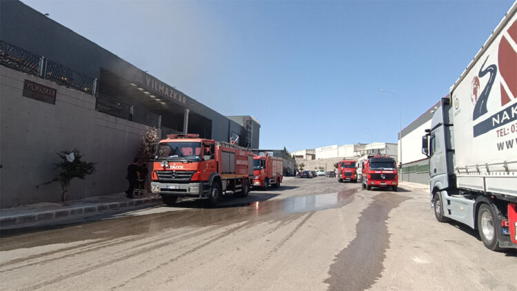 Gaziantep'te ıslak mendil fabrikasında yangın