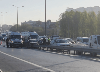 Gaziosmanpaşa'da otomobil bariyerlere çarptı: 4 yaralı