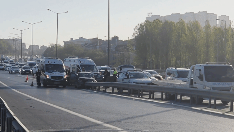Gaziosmanpaşa'da otomobil bariyerlere çarptı: 4 yaralı