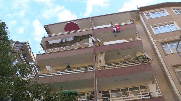 Güngören'de balkonu çöken bina tahliye edildi