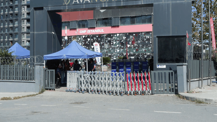 Gürsel Tekin, CHP'nin Sarıyer'deki eski İl Başkanlığını ziyaret etti