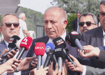 Gürsel Tekin, CHP'nin Sarıyer'deki eski il binasında konuştu