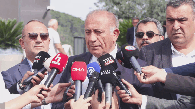 Gürsel Tekin, CHP'nin Sarıyer'deki eski il binasında konuştu 