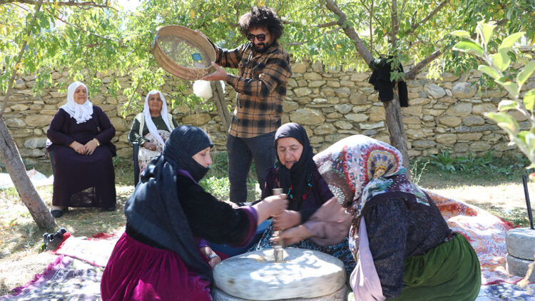 Kadınlar, dedelerinden kalma taş değirmende buğday öğütüyor