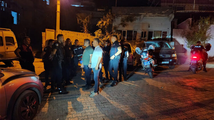 Husumetli iki komşu aile arasında silahlı çatışma: 1 ölü