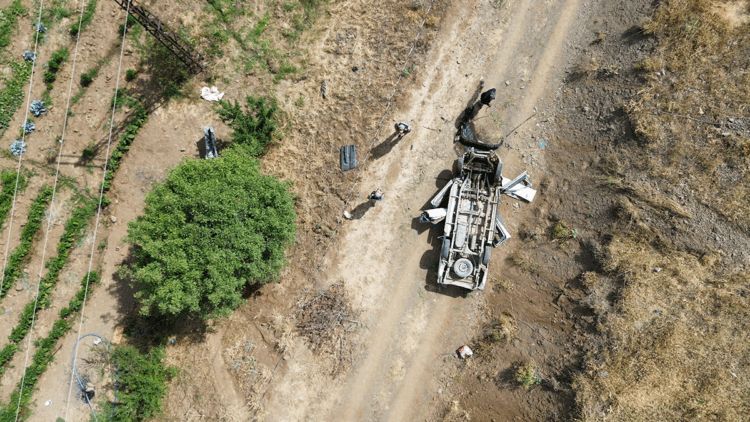 Hakkari'de kamyonet şarampole yuvarlandı: 2 ölü, 1 yaralı