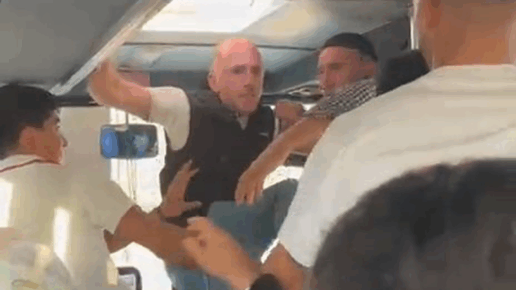 Halk otobüsünde şoför ile yolcunun kavgası kamerada