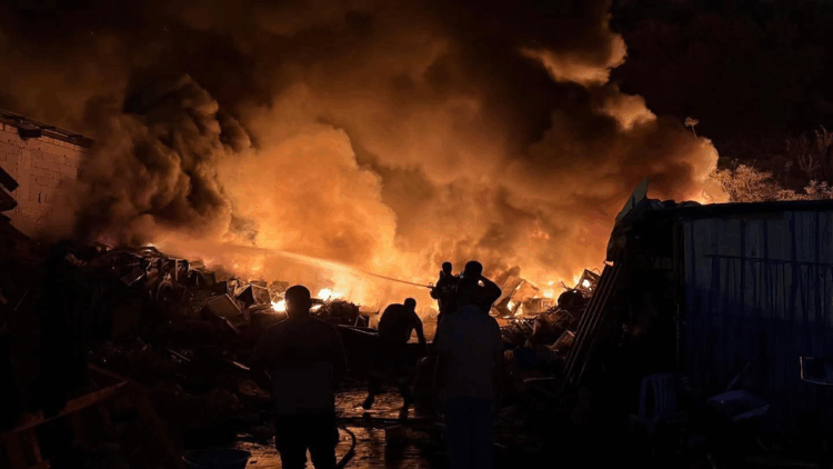 Hatay'da hurdalıktaki yangın, ağaçları yaktı