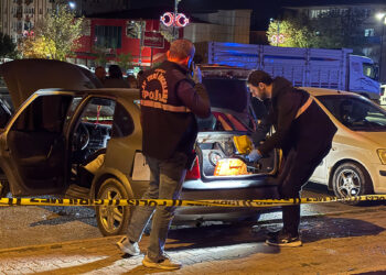 Park halindeki otomobilde çakmak gazı patladı; 3 yaralı