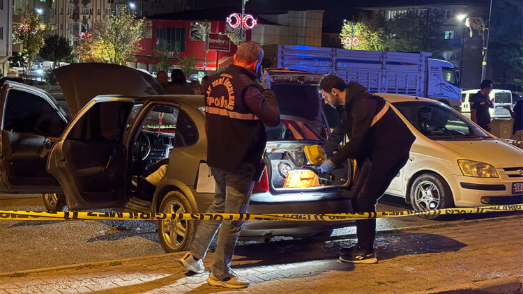 Park halindeki otomobilde çakmak gazı patladı; 3 yaralı