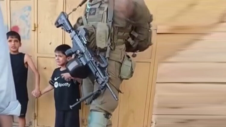 İsrail askerleri 2 Filistinli çocuğu casusluk iddiasıyla gözaltına aldı