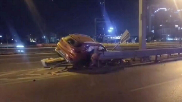 Ataşehir TEM bağlantı yolunda otomobil bariyere çarptı