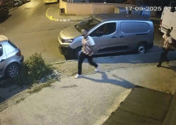 Avcılar'da 10 aracın lastiklerini bıçakla kesen şüpheliler kamerada