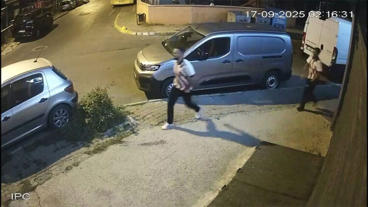 Avcılar'da 10 aracın lastiklerini bıçakla kesen şüpheliler kamerada