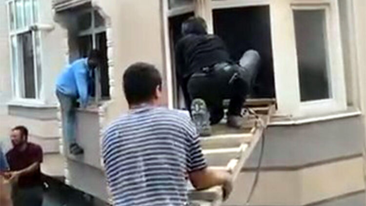 Avcılar'da dairedeki yangına inşaat işçileri camı kırıp müdahale etti